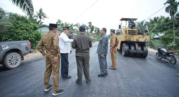 Bupati Inhil Drs HM Wardan Tinjau Pengerjaan Pengaspalan Jalan Provinsi KM 8 Sungai Gergaji. 