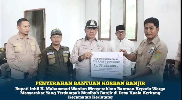 Bupati Indragiri Hilir menyerahkan bantuan kepada korban banjir yang terjadi di Desa Kuala Keritang Kecamatan Keritang