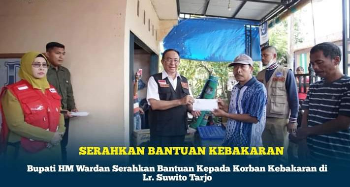 Bupati HM Wardan Serahkan Bantuan Kepada Korban Kebakaran di Lr. Suwito Tarjo