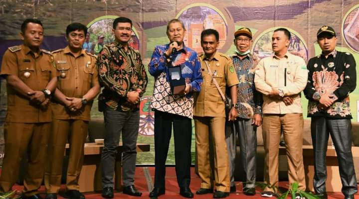 Wakil Bupati H.Syamsuddin Uti Terima Penghargaan dari KLHK-RI atas  Keberhasilan Laksanakan Program SMPEI