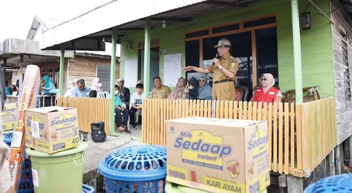 Bupati HM. Wardan Bersama Ketua PMI Didampingi Konsulat Malaysia Meninjau Dan Serahkan Bantuan Bencana Longsor Di Kelurahan Kuala Enok