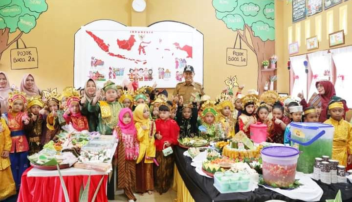 Perayaan P5, Wabup H.Syamsuddin Uti Ikuti Tarian Bersama Siswa-siswi SD Negeri 032 Tembilahan. 