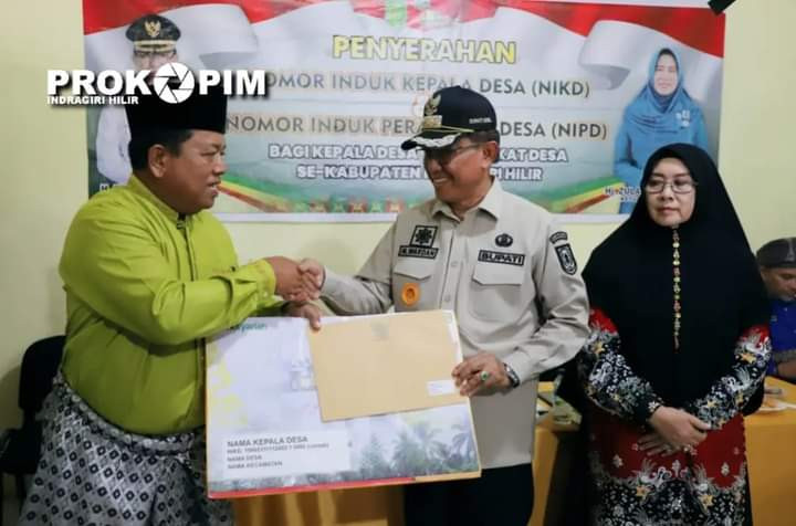 Bupati Inhil Serahkan NIKD dan NIPD Kepala dan Perangkat Desa di Kecamatan Mandah