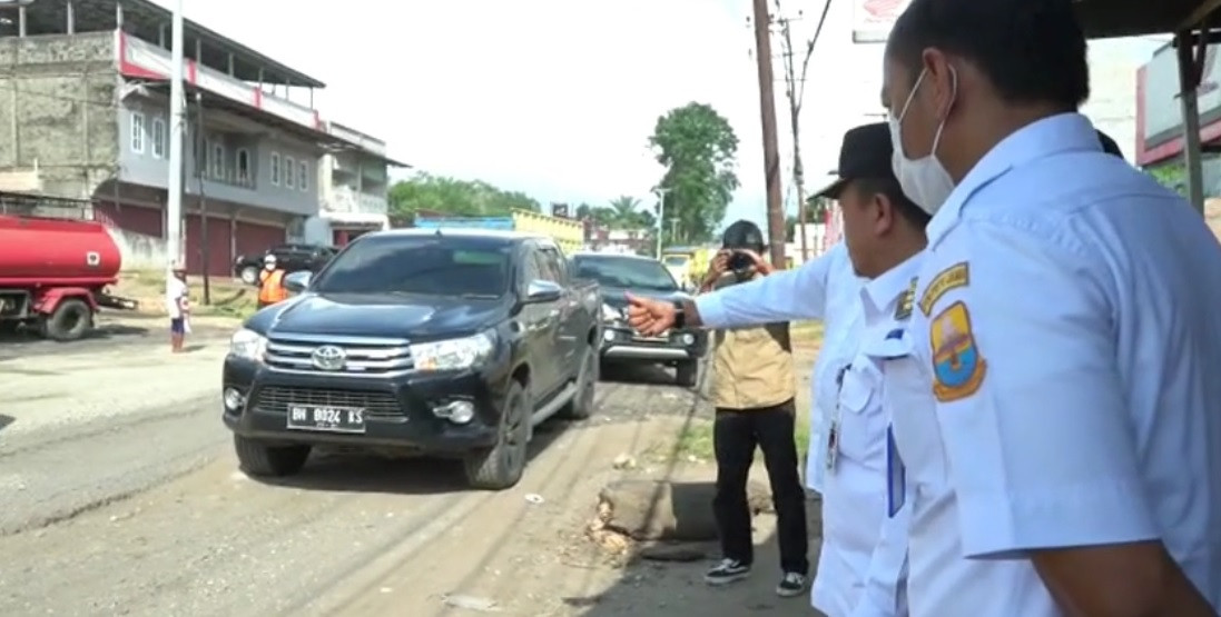 Gubernur Al Haris Tinjau Perbaikan Jalan Nasional yang Rusak di Tembesi