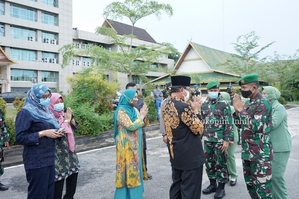 Bupati Wardan Antar Kepulangan Danrem 031/Wirabima Setelah 3 Hari di Inhil
