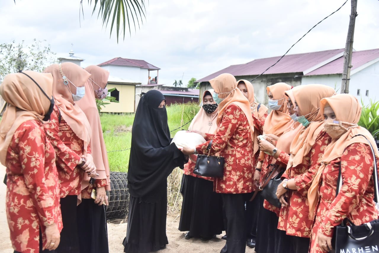  Pengurus DWP Inhil Serahkan Bantuan Sembako Ke Ponpes 