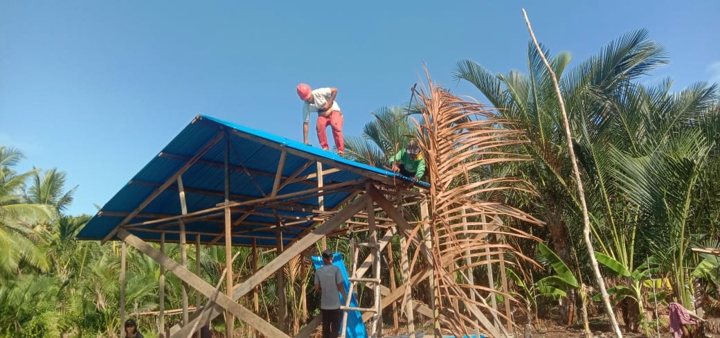 Bersama Pemdes, BUMDesa Nibung Sejahtera Bedah Rumah Warga Kurang Mampu 