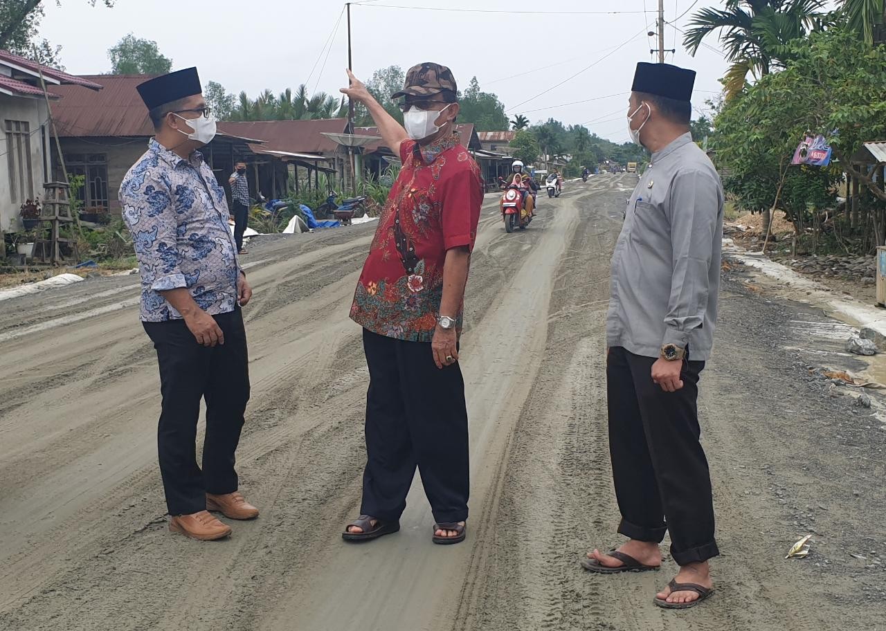 Bupati Tinjau Pengerjaan Jalan Lintas Kotabaru-Selensen