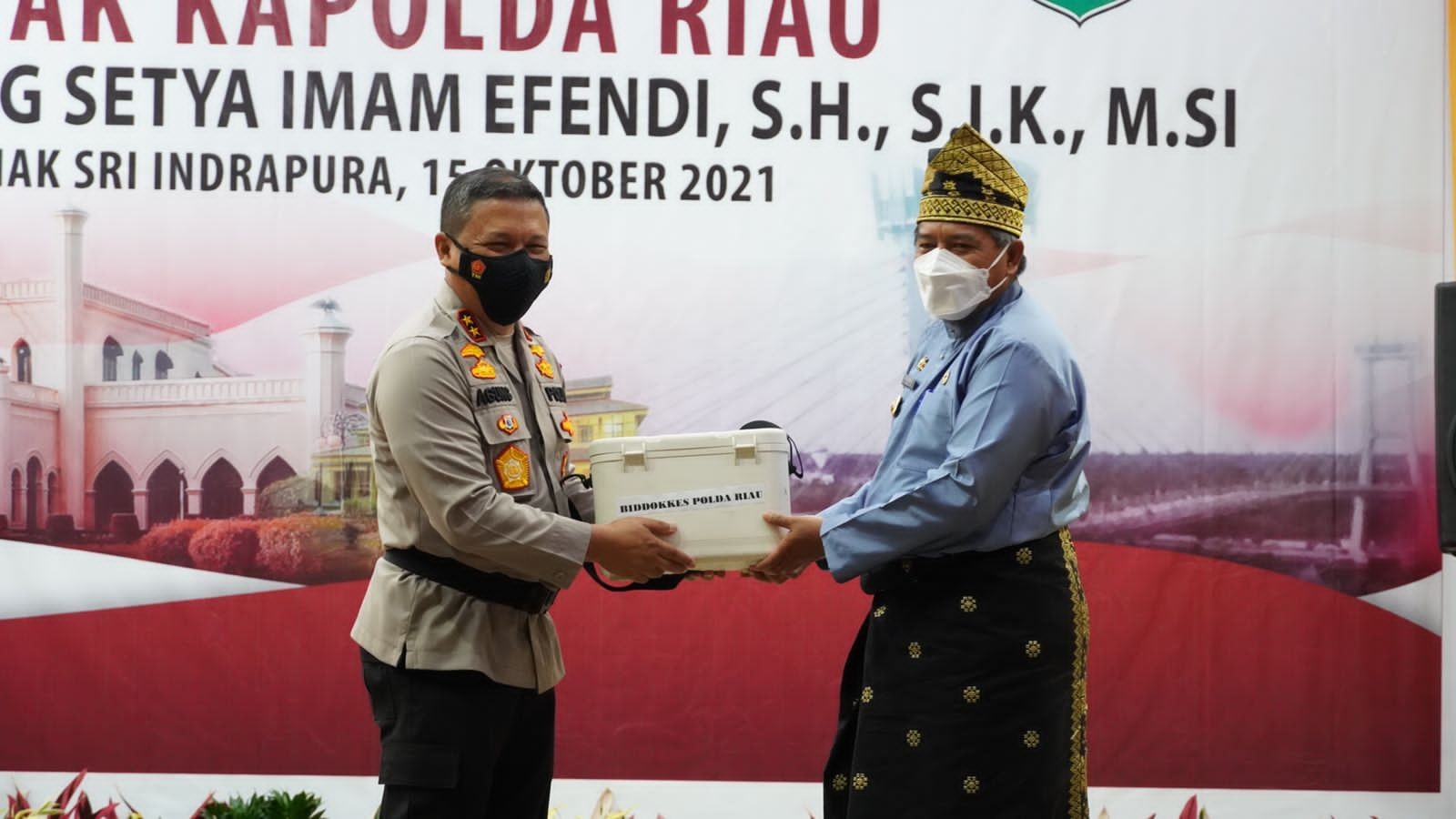 Kunjungan Kerja Ke Inhil, Kapolda Serahkan 1500 Dosis Vaksin, Bansos Dan Bantuan Untuk Rumah Ibadah