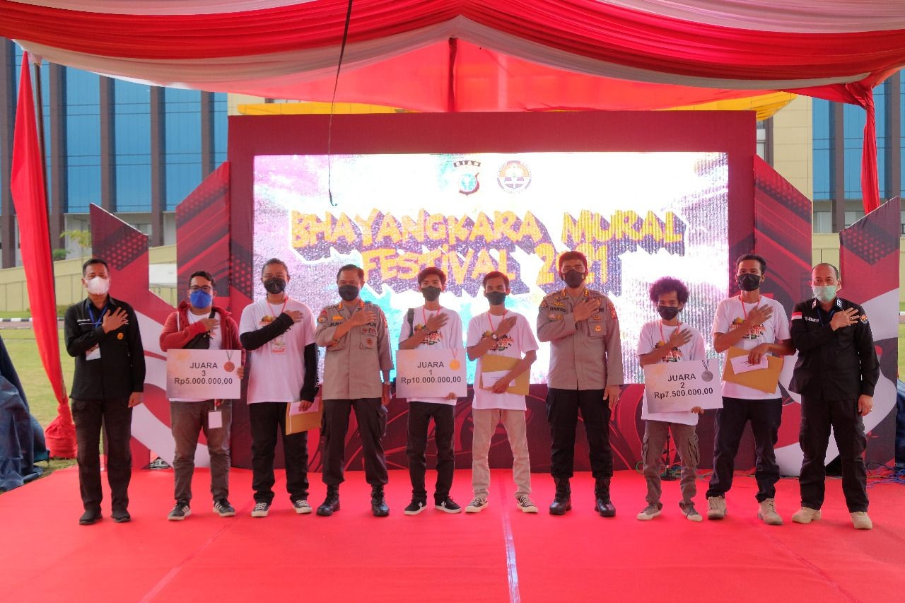 Tim Inhu Sabet Juara I Bhayangkara Mural Festival Yang Digelar Polda Riau