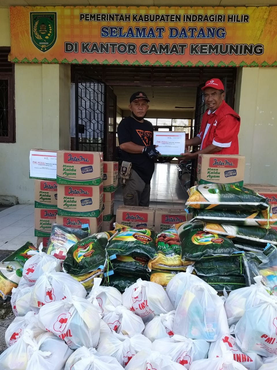 PMI Inhil Serahkan Bantuan kepada Korban Banjir di Kemuning dan Keritang