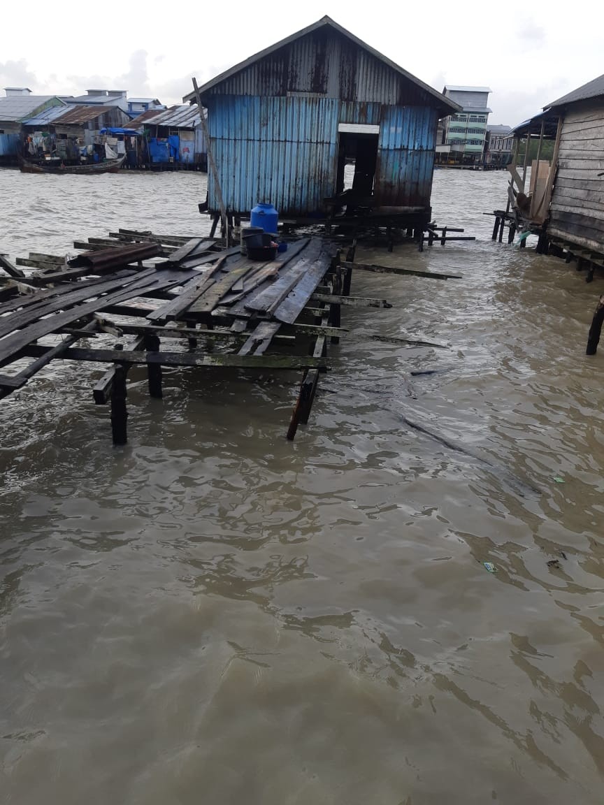 Ombak Tinggi Terjang Kawasan Permukiman Warga Suku Laut, 1 Rumah Hancur dan 18 Lainnya Alami Rusak Sedang - Ringan