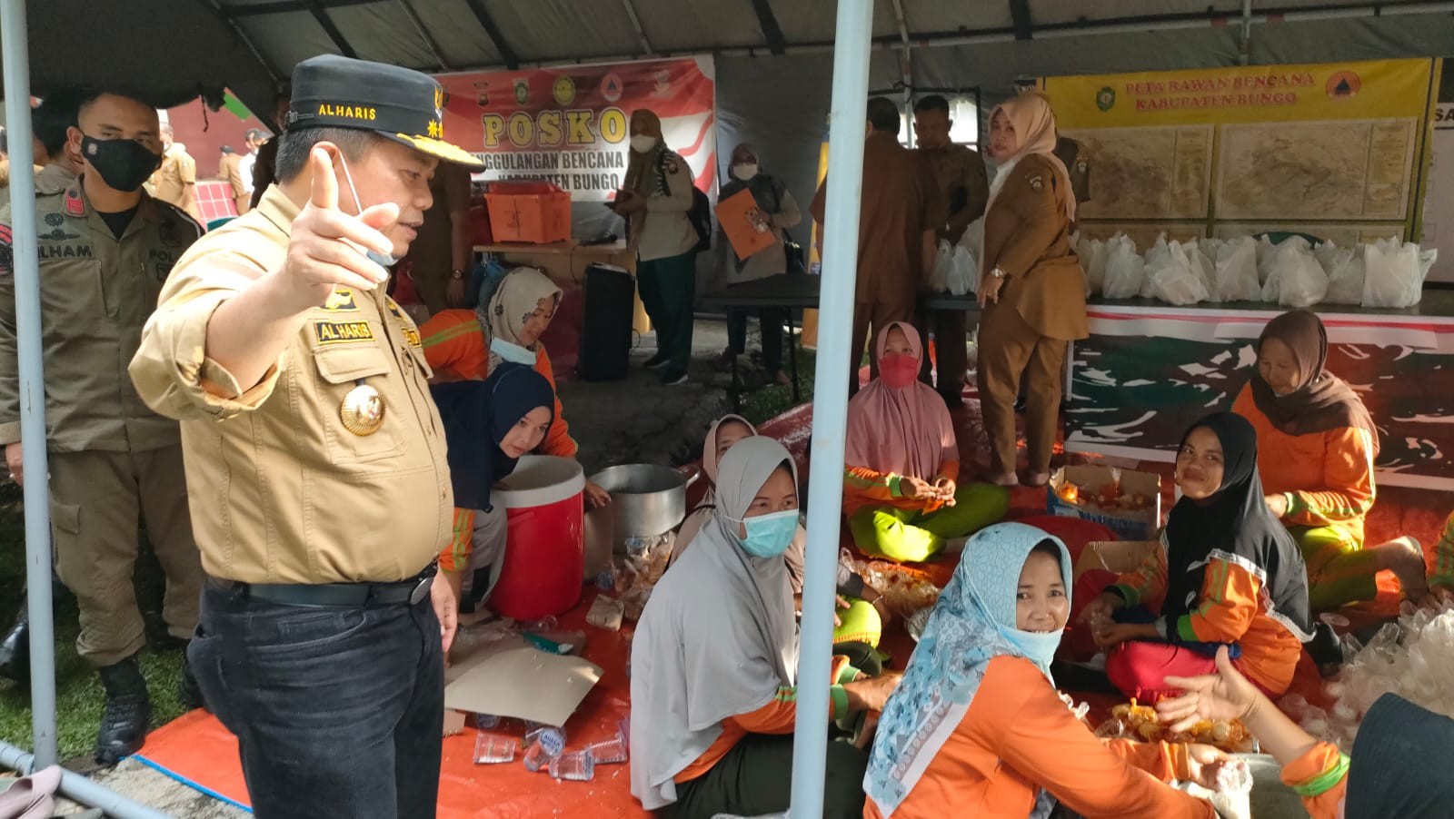 Tinjau Dapur Umum Korban Banjir, Gubernur Jambi Juga Berikan Bantuan