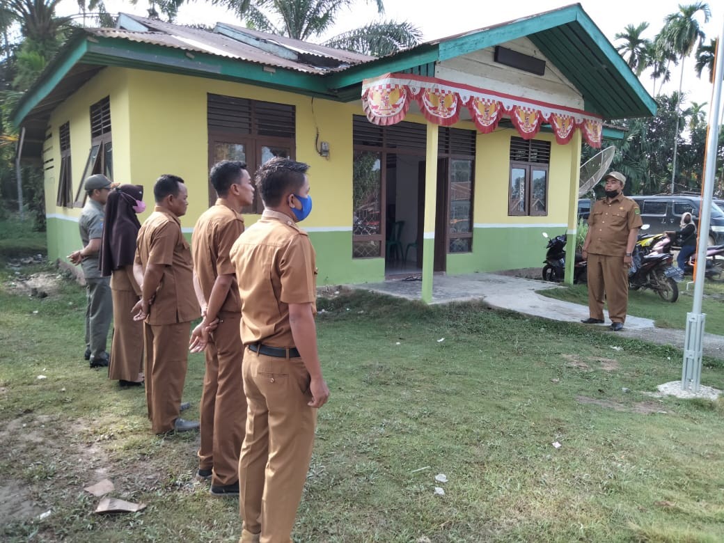 Judul: Pimpin Apel Perdana, Kades Sekara: Layani Masyarakat dengan Ikhlas