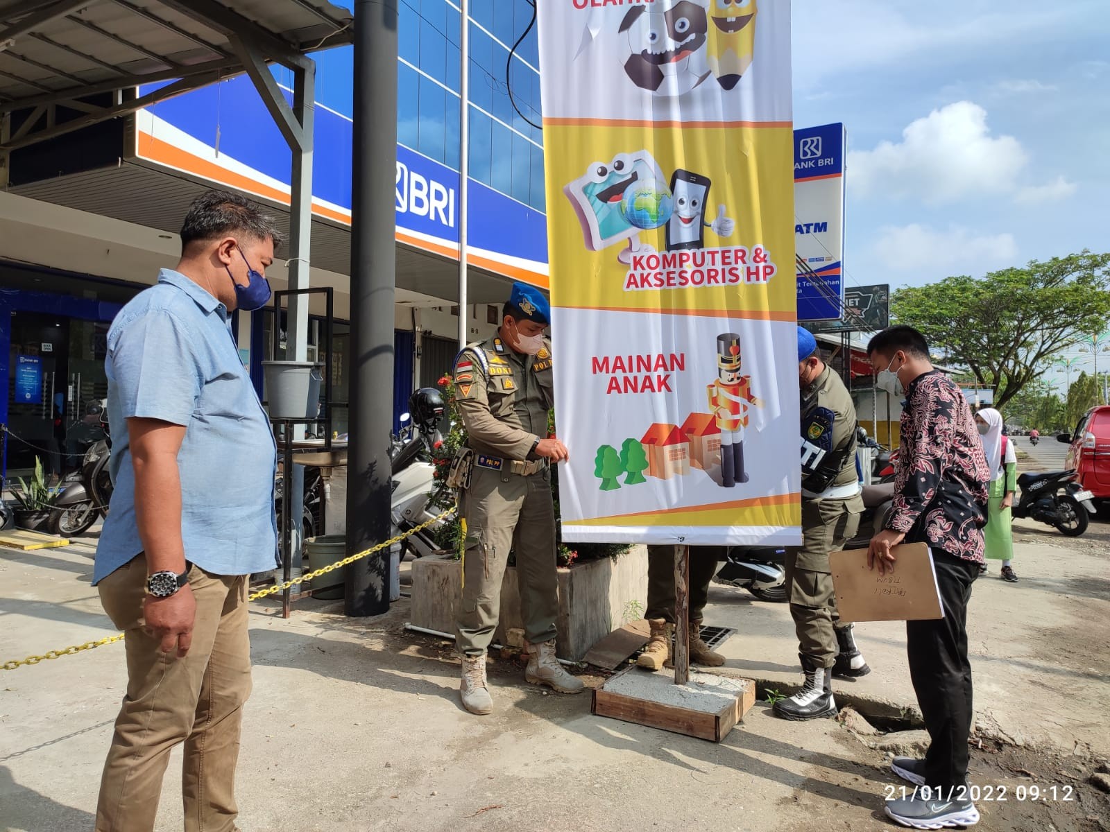 Satpol PP Inhil Copot Iklan Melanggar Aturan