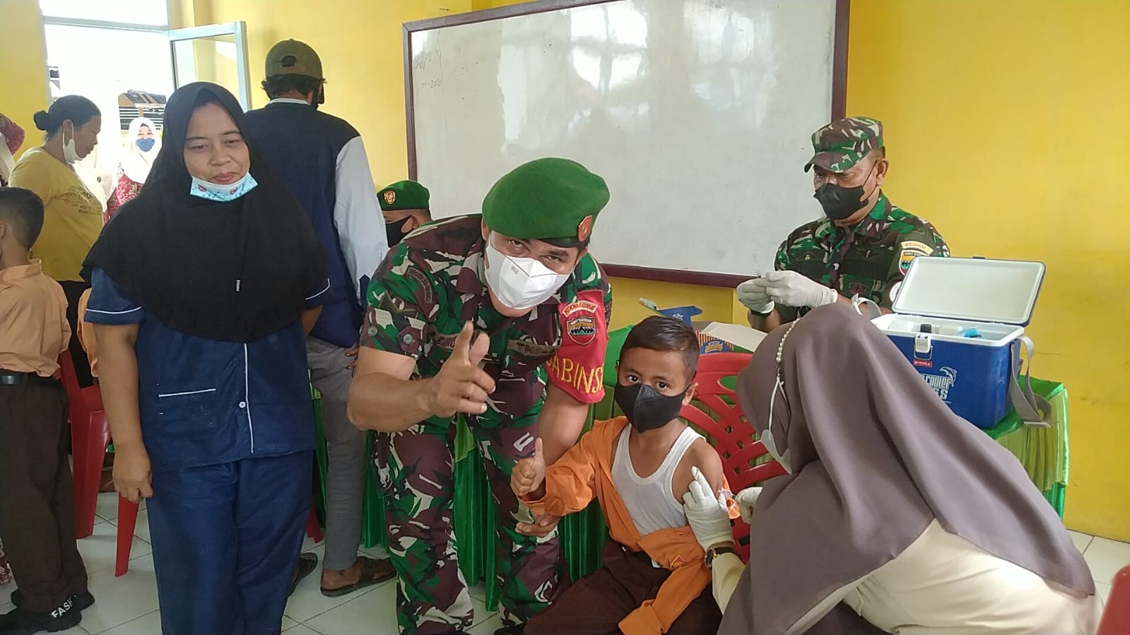 Danramil dan Camat Tembilahan Hulu Tinjau Vaksinasi Anak