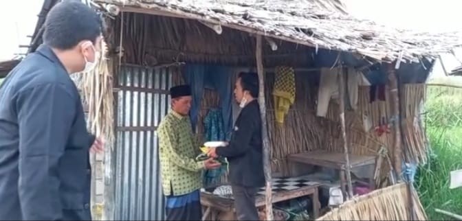 Dari Rumah ke Rumah JMSI Inhil Bagikan Sembako ke Warga