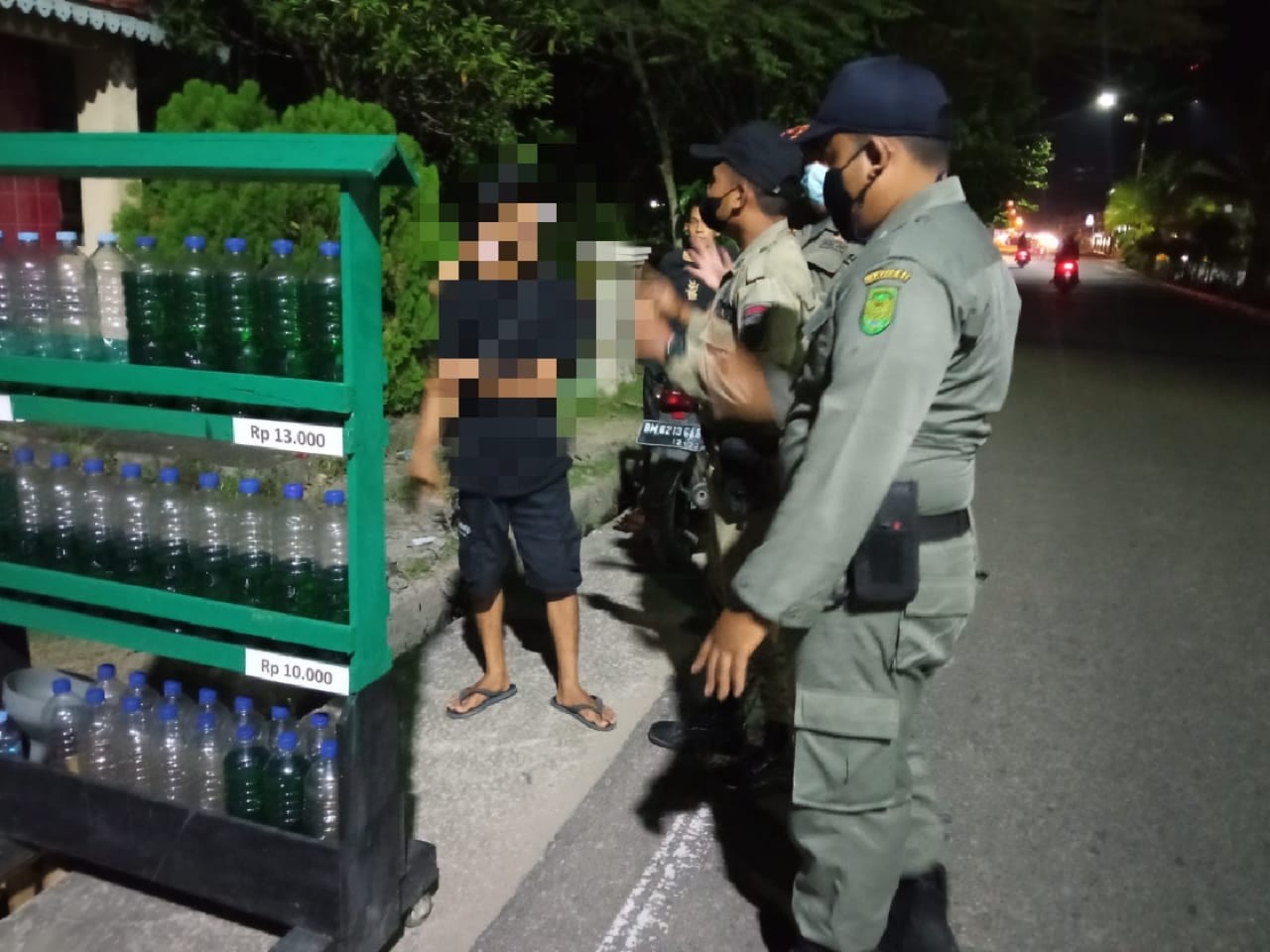 Mangkal Dibahu Jalan, Pedagang Ini Ditegur Petugas Satpol PP Inhil