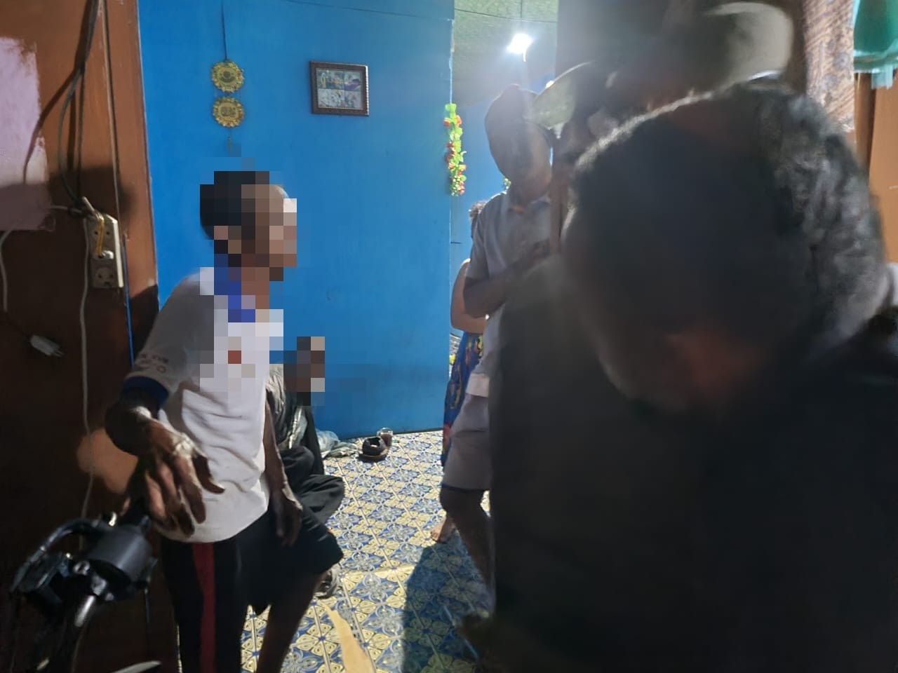 Tim URC Satpol PP Inhil Bantu Warga Sakit Kembali ke Rumah