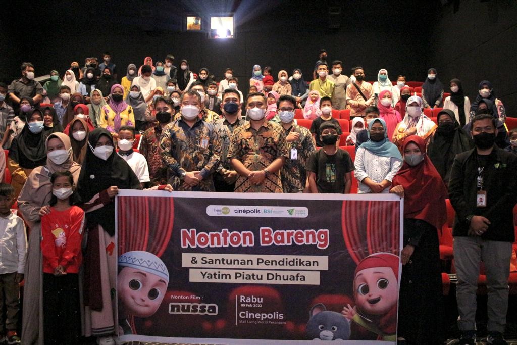 Ajak Anak Yatim Piatu Nonton Bareng, Dompet Dhuafa Riau dan Bank Syariah Indonesia berikan Tabungan Pendidikan