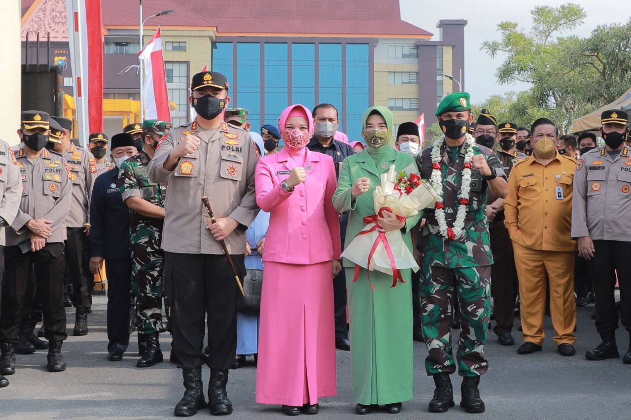 Gelar Apel Kehormatan Lepas Sambut Danrem 031 Wira Bima di Mapolda, Kapolda Irjen Pol M Iqbal : TNI Polri Adalah Saudara Kandung , Tak Terpisahkan