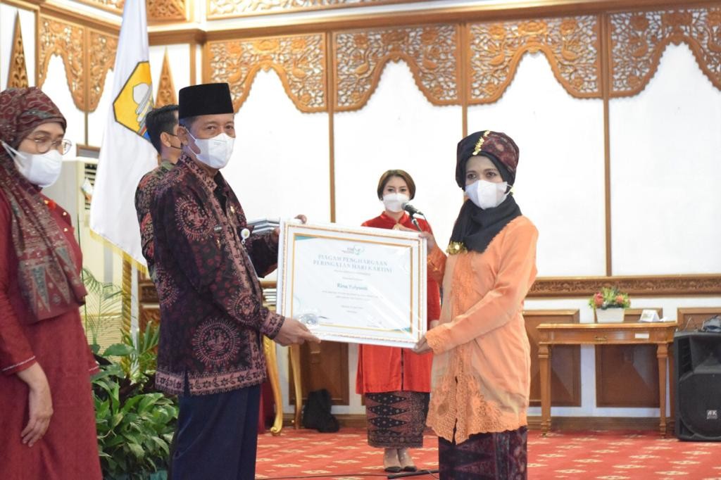 Wagub Jambi Berikan Penghargaan Kartini Masa Kini