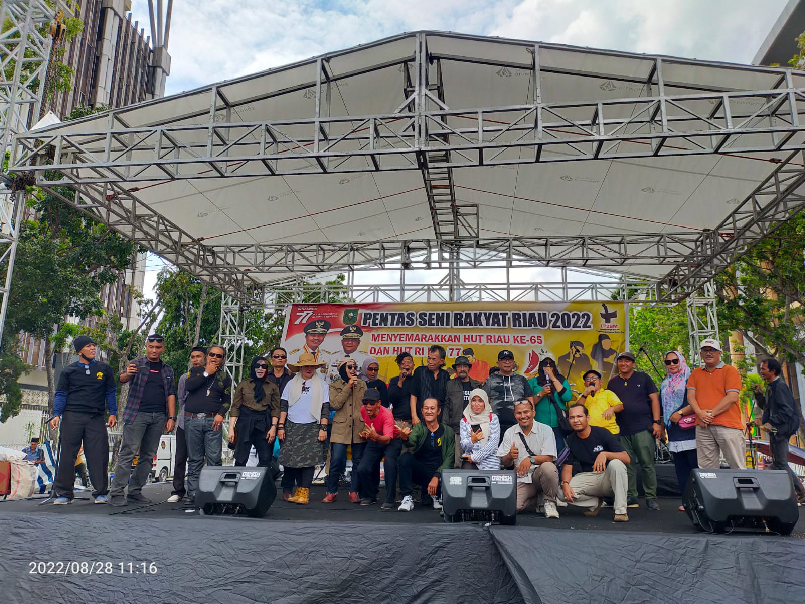 Ribuan Warga Kota Tumpah Ruah Saksikan Pentas Seni Rakyat Riau 2022