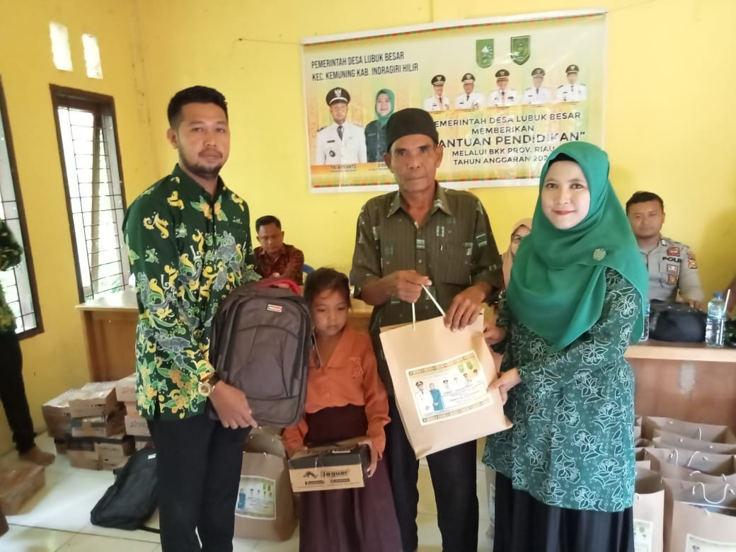 Pemdes Lubuk Besar Salurkan Bantuan Pendidikan Melaui Dana BKK Propinsi Riau Tahun 2022