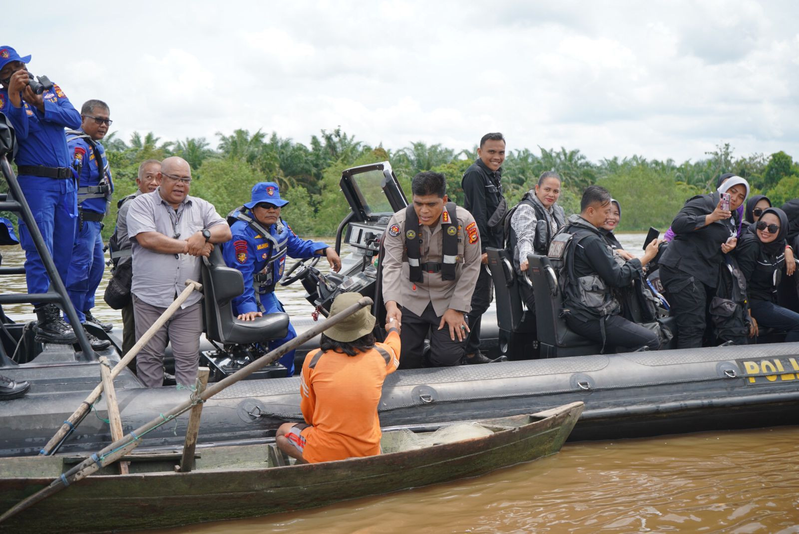 Bidhumas Polda Riau & Wartawan Mitra Peduli Salurkan 150 Paket Sembako Bagi Warga Terdampak Banjir