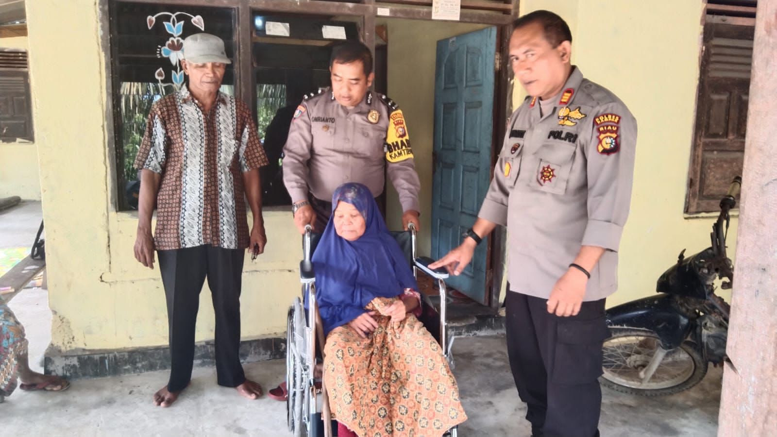 Polda Riau Kembali Salurkan Bantuan Kursi Roda, Kombes Sunarto : Alhamdulillah, Sudah 10 Unit Disalurkan