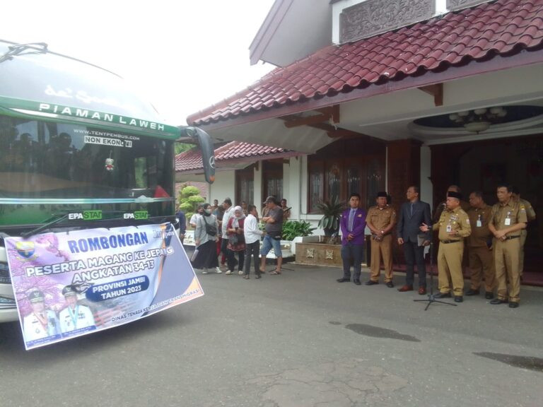 Gubernur Al Haris Lepas 61 Peserta Magang Ke Jepang