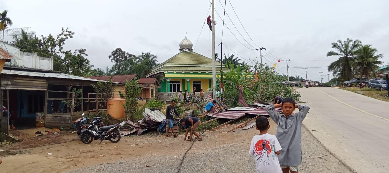 Puluhan Rumah Warga Desa Batu Ampar Inhil, Diterjang Angin Puting Beliung   