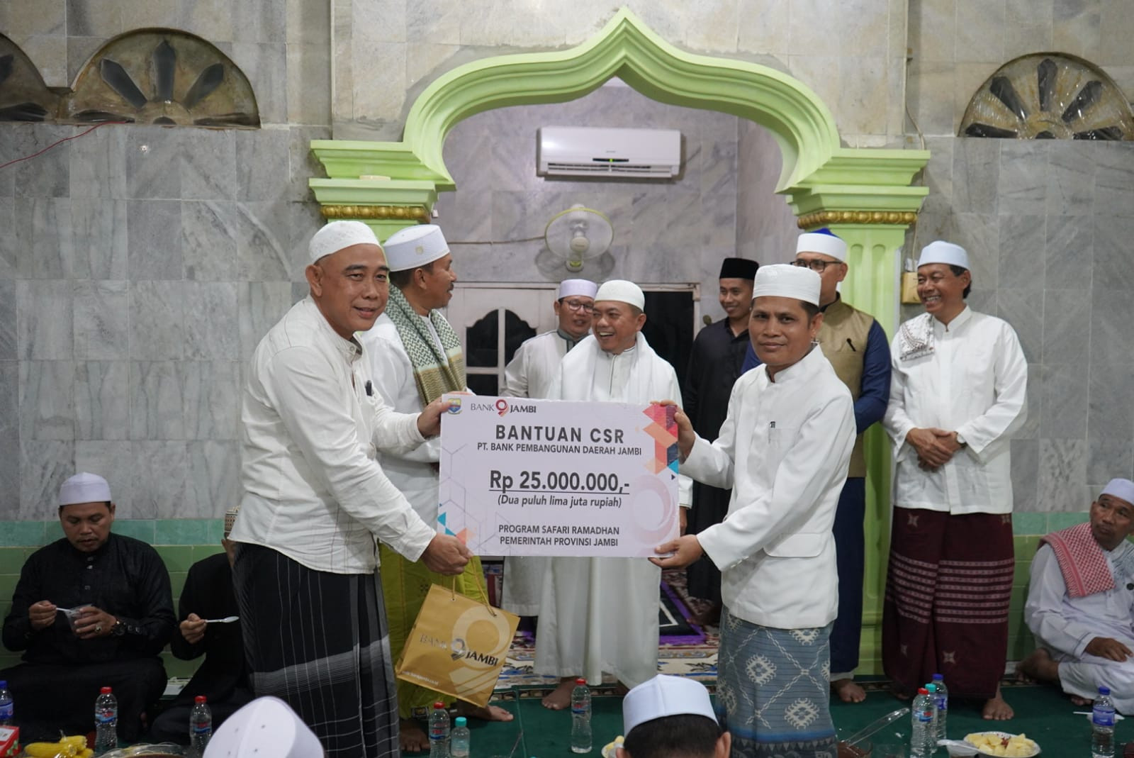 Gubernur Al Haris Beri Santunan Kepada 449 Guru Ngaji