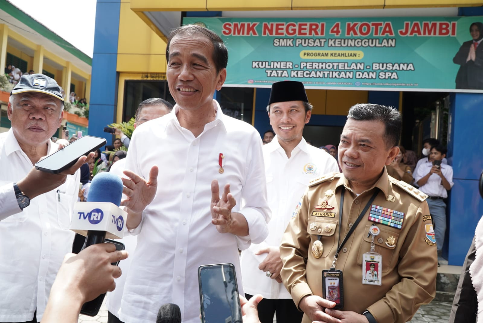 Di luar Agenda Presiden Jokowi Bersama Gubernur Al Haris Sambangi SMK N 4 Kota Jambi