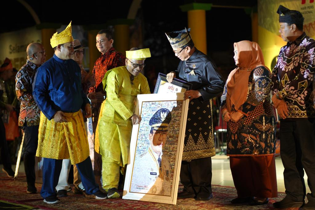 Puncak HPN, Bupati Inhil Bersama 5 Tokoh dan 11 Mitra PWI Riau Terima Penghargaan