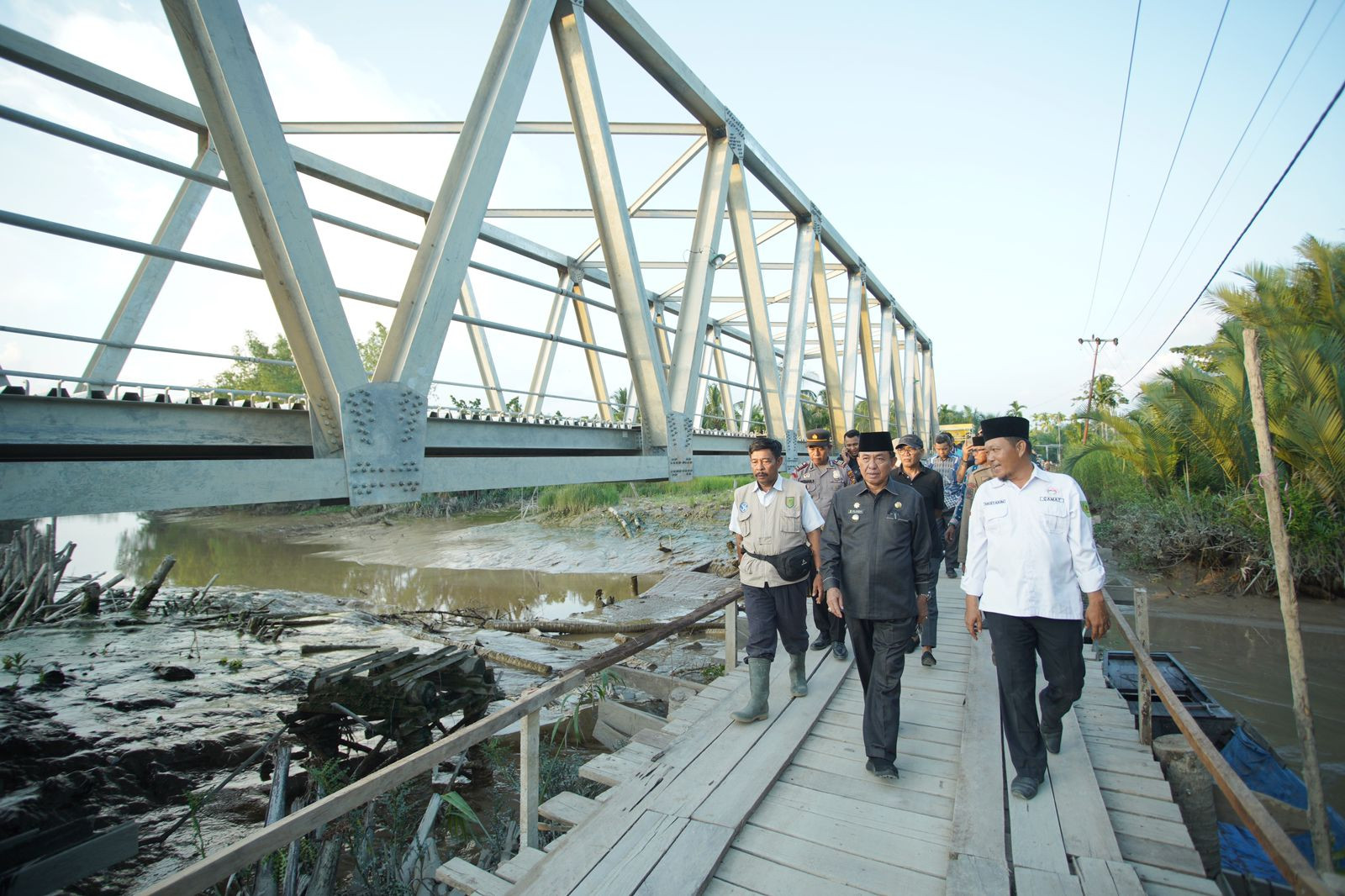 Capai Progres 86 %, Bupati Inhil Pinta Dinas PUTR Terus Gesa Penyelesaian Jembatan Pulau Kecil Reteh