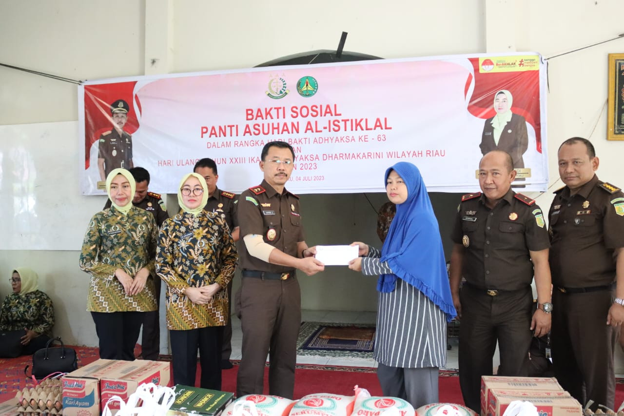 Kejati Riau & Ketua IAD Wilayah Riau Menggelar Kegiatan Bakti Sosial