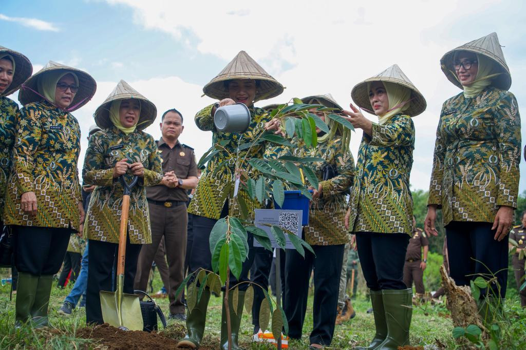 KAJATI SULSEL DIDAMPINGI KETUA IAD WILAYAH SULSEL MEMIMPIN GERAKAN PENANAMAN 12.500 BIBIT BUAH-BUAHAN PRODUKTIF SECARA SERENTAK PADA 63 TITIK LOKASI DI WILAYAH SULAWESI SELATAN