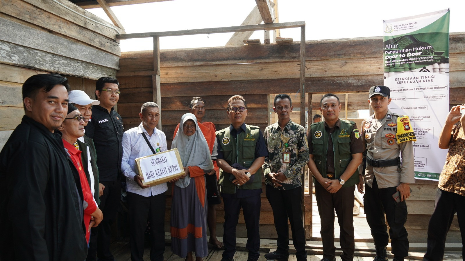 KEGIATAN PENYULUHAN HUKUM GRATIS DOOR TO DOOR UNTUK MASYARAKAT MISKIN DAN RENTAN DI PESISIR PANTAI PULAU PULAU KABUPATEN LINGGA