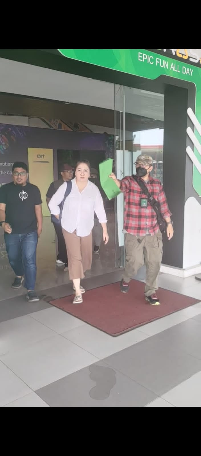 Tim Tabur Kejaksaan Agung dan Kejaksaan Tinggi Jawa Timur Berhasil Mengamankan DPO Terpidana Vinna Sencahero