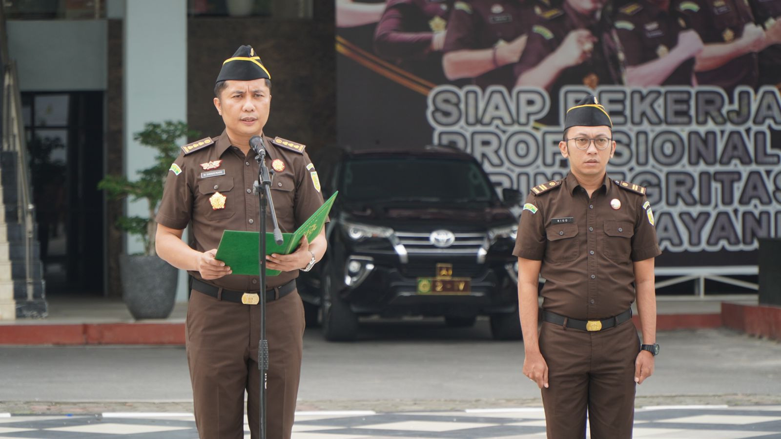 ASISTEN INTELIJEN KEJAKSAAN TINGGI RIAU MENJADI PENERIMA APEL KERJA PAGI