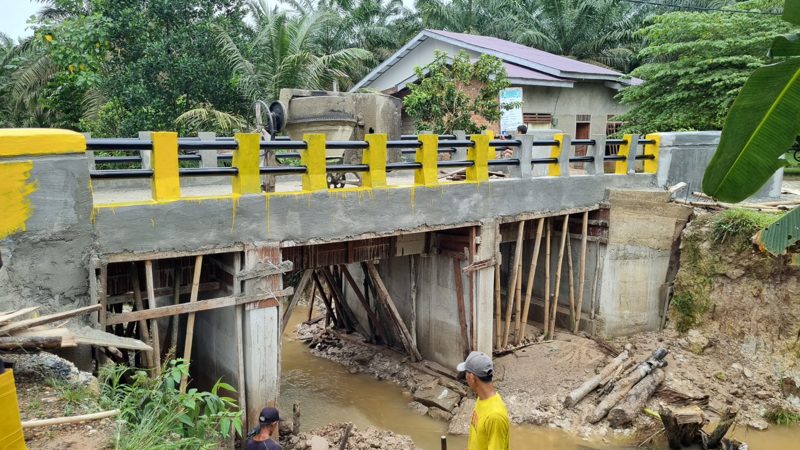 Pemdes Air Balui Bangun Jembatan Beton Dusun Benuang