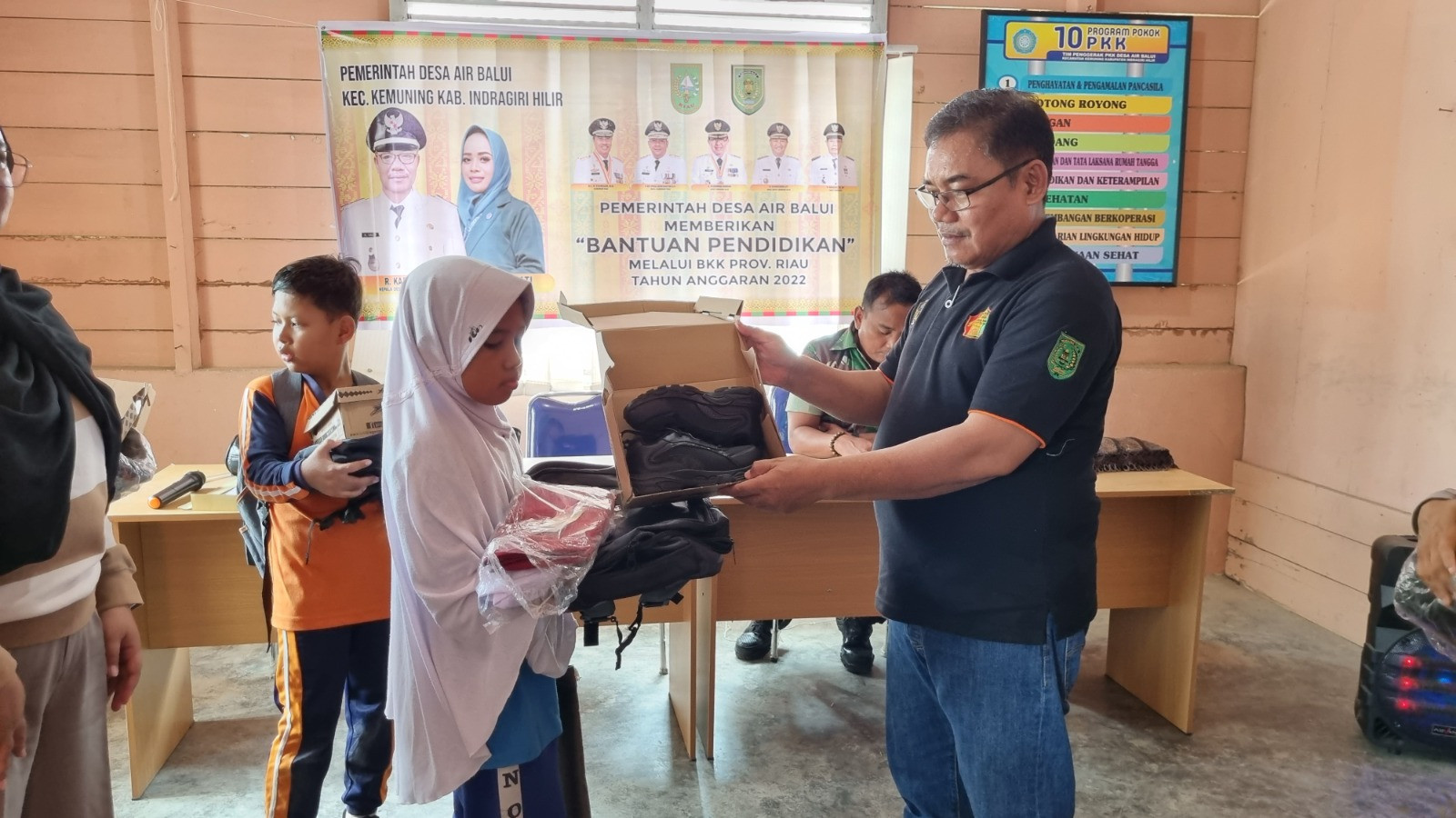 Pemdes Air Balui Salurkan Bantuan Pendidikan Kepada Pelajar