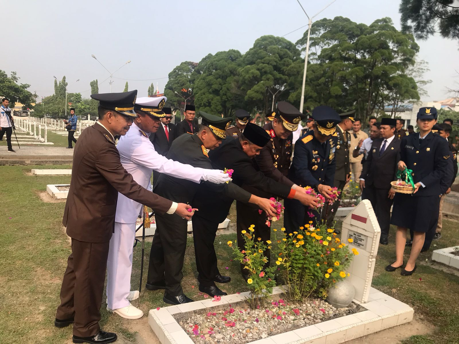 Asisten Pidana Militer  Kejati Riau Hadiri Upacara Ziarah Nasional Dalam Rangka Memperingati HUT TNI ke-78 Tahun 2023