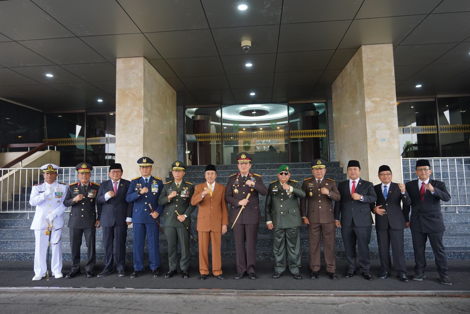 Wakil Kepala Kejaksaan Tinggi Riau hadiri kegiatan Upacara HUT TNI Ke - 78 Tahun 2023 