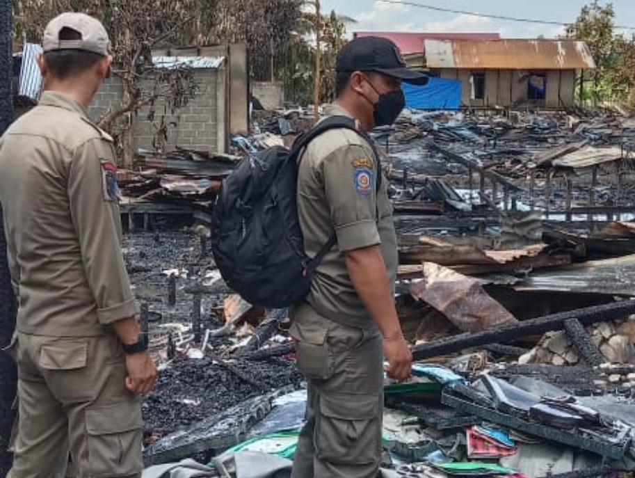 Tinjau Lokasi Kebakaran Satpol PP Inhil Sosialisasikan Pembentukan Linmas Desa