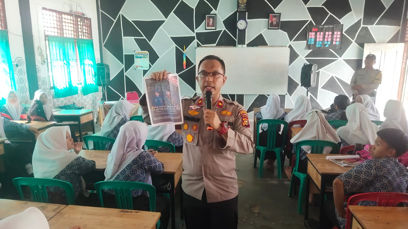 Kapolsek Kemuning Polres Inhil Polda Riau, Gelar Sosialisasi Penerimaan Anggota Polri Tahun 2023 di SMA Tuah Kemuning 