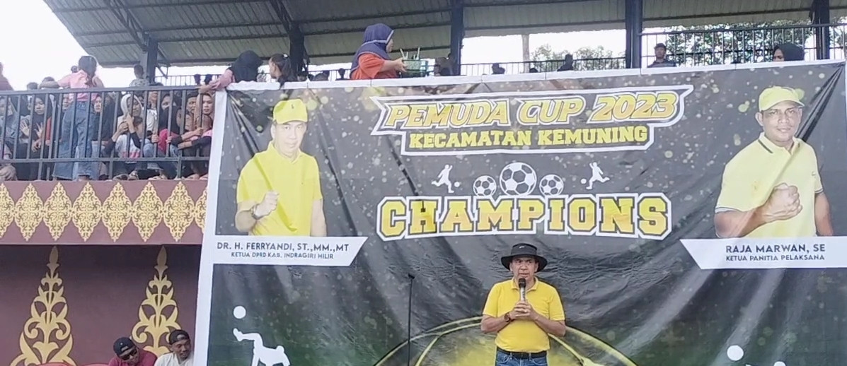 Diskaksikan Ribuan Penonton, DR. H. Ferryandi Tutup Turnamen Bola Pemuda CUP Kemuning