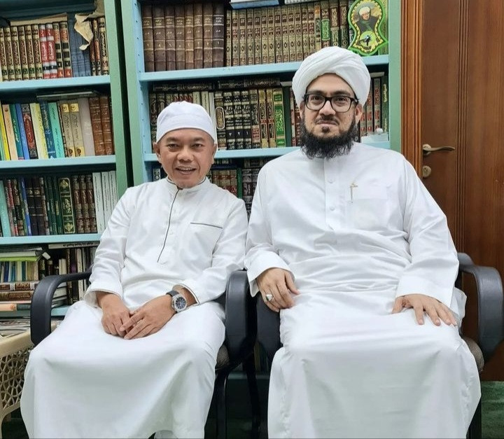 Bertemu Dengan Ulama Terkemuka Di Mekkah, Gubernur Al Haris Dipasangkan Kopiah