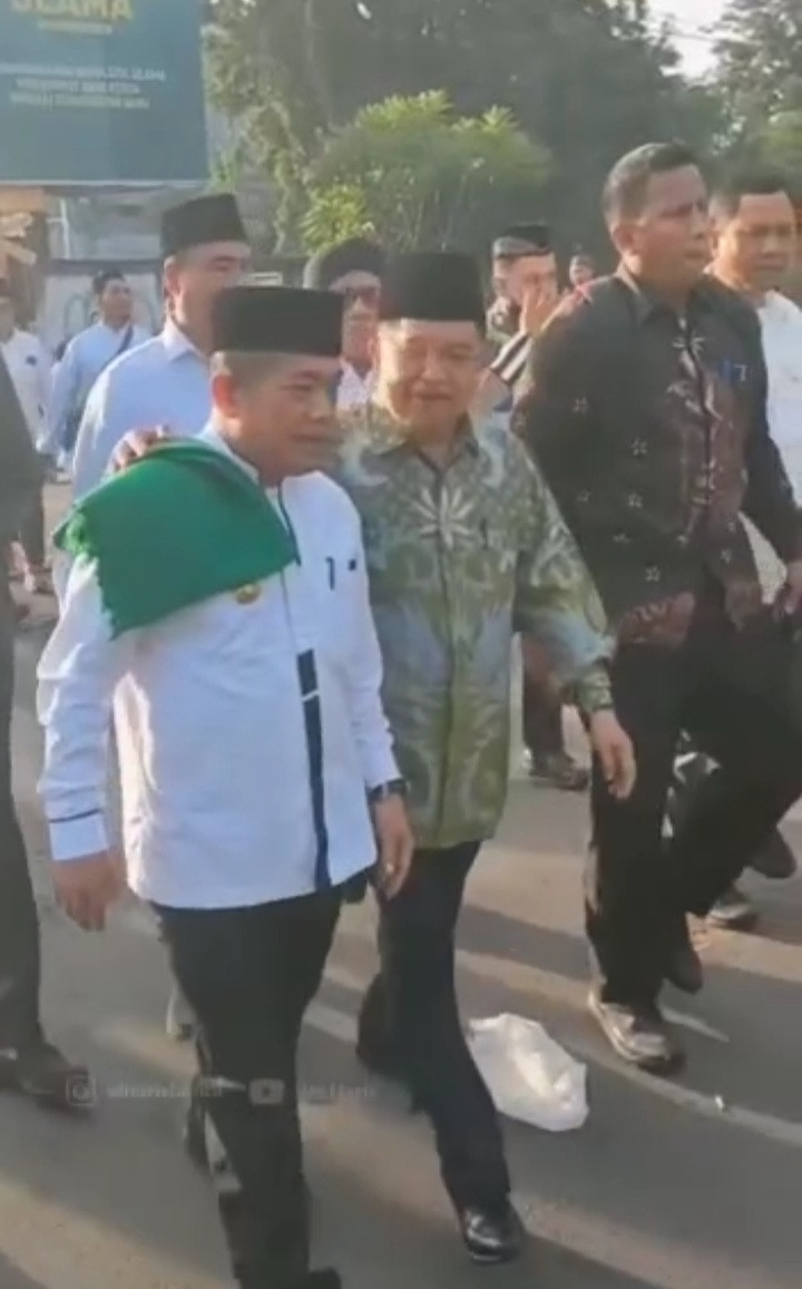 Al Haris digandeng Jusuf Kalla Saat Menuju Lokasi Acara Satu Abad NU